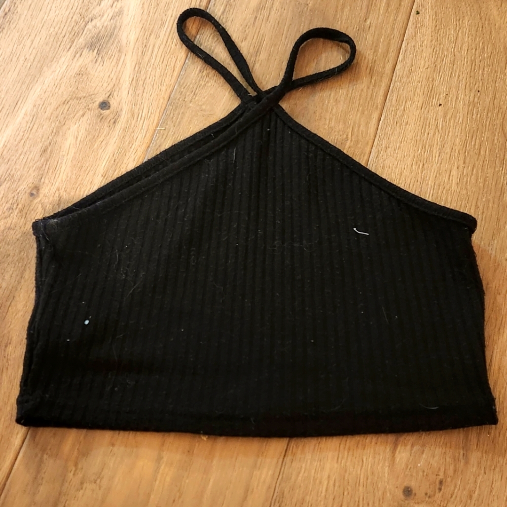 A black cropped ribbed shirt